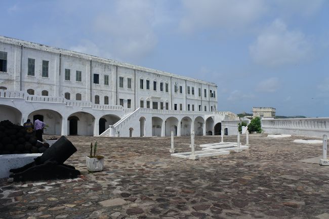 上の階には誰かのお墓があったりするが説明してくれたが忘れた。