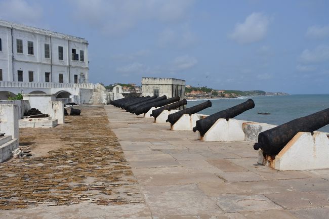 大砲も。場所がいいし奴隷もいるのでこの城やエリアを守るのも必死であったらしい。植民地支配したい国々はみんな狙ってたそうで、なぜなら奴隷がいるから儲かる（泣