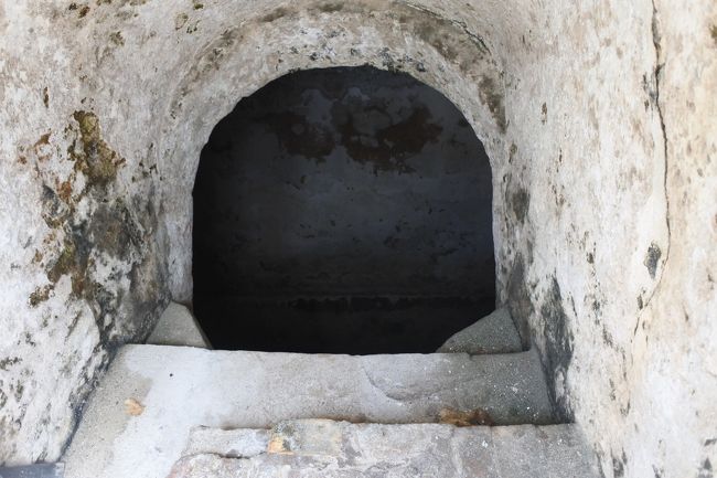 下は牢屋。ここから看守が下の奴隷を点検していたらしい。