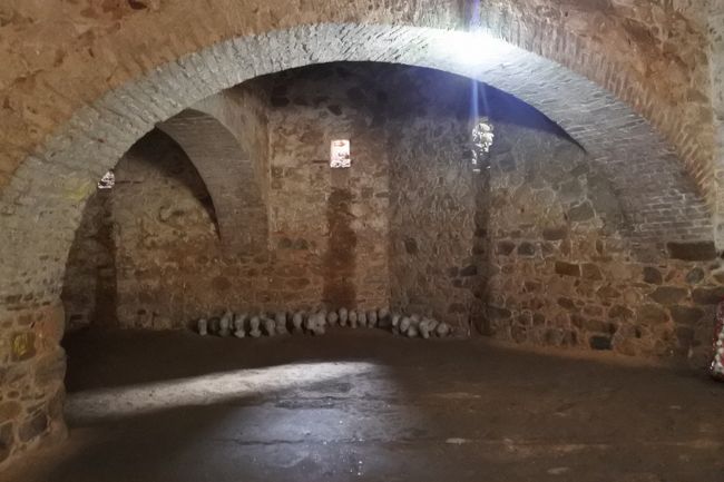 女性の牢屋。男性ほどでもないがそれでも狭い部屋２つに200人ぎゅうぎゅう詰め。女性の場合、牢屋にいる時に妊娠がわかったら牢屋から出されて街で保護されて出産し、奴隷船に乗らずに済むらしいが、船の中で妊娠が判明したら使えないので海に捨てられちゃうとか。それでも奴隷船側としたら保険に入ってるので人１人減った所で保険が払われるので問題ないとかで、もはや人ではなくモノ扱い。ひどいわ。<br />