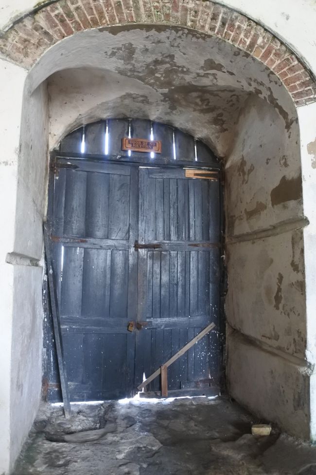 で、これはDoor of no return なんですが、外から見るとDoor of Returnになっている。<br />これは1980年代ぐらいに儀式としてアメリカ住まいの奴隷の子孫が先祖の遺骨を持ってここから入って「帰って来た」ってことをやったからだそうです。