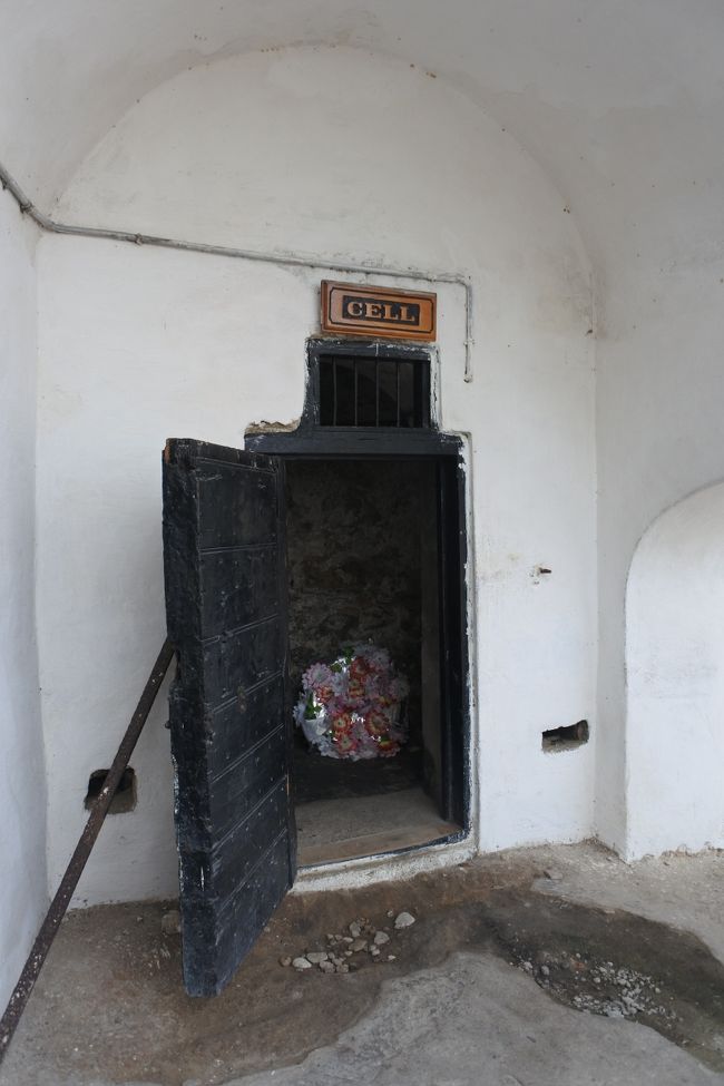 懲罰牢もあり、ここは真っ暗。水なしごはんなし、何人かいても出身地違うので言葉通じない、そのうち誰もしゃべらなくなる＝死んでる。暑いので３日でみんな死ぬそうです。そして遺体を海に流して見せしめにして抑制を促すというね。