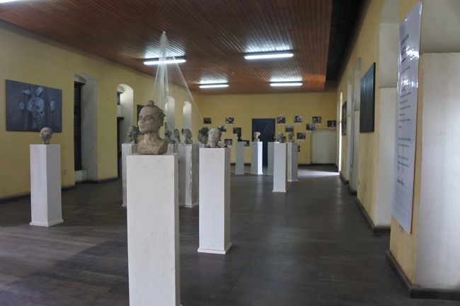 こちらの広い部屋、展示室になってますが、以前は奴隷の取引場所だったとか。