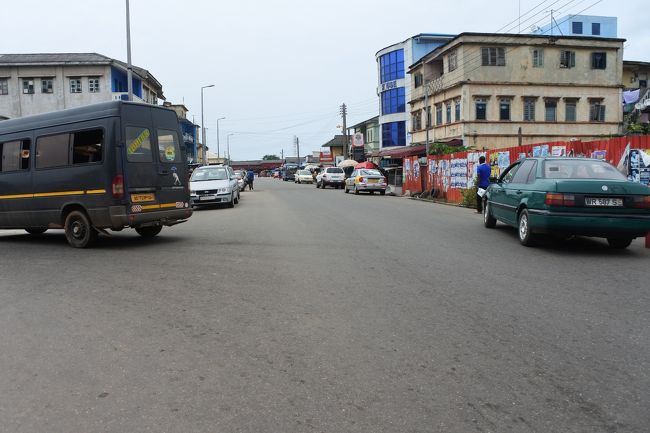 途中拾ったり降ろしたり、タコラディ行くの私だけだったらしく（他の人は同じ方向の違う街）途中の村で乗せ変えられたりなどトロトロ（本当にトロトロ！）してたら２時間。タコラディに到着。<br />ここでトロトロ兄ちゃん（車掌）にエルボ行きのトロトロスタンドで降りたいと言ったら近くで降ろしてくれ、道順までも教えてくれた。優しい。<br />ここからまっすぐ。<br />