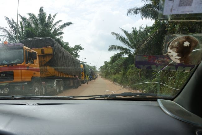 エルボの国境のターミナルに到着。すぐさまタクシーワーラーが来るのでタクシーで国境越えすることに（歩いても行けるけど１キロぐらいあるので疲れそう）。一緒にトロトロに乗ってたお兄ちゃんとシェア。ひとり1000CFA。ここには両替商もやってきたのでレートいまいちわからないけど残ったセディをCFAに両替しておくことにする。これが正解でその後両替商見つからなかったので変えといてよかった。<br /><br />タクシーの兄ちゃんはいいやつで色々おしゃべり。<br />ガーナのイミグレで出国手続きをし、いよいよ最後の国コートジボワールへ！<br /><br />つづく。