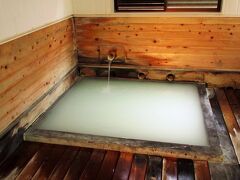 東多賀の湯は小さな旅館ですが、硫黄が含まれた、本格的なにごり湯を楽しむことができます。地元の人にも人気があるようですが、訪れた時は貸切で楽しめました。かなり暑いので、出たり入ったり・・・を繰り返しました。