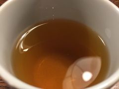 車で5分位の「そばの実」さんへ移動！車を停めるまで15分、さらに待って15分くらいではテーブルへ！

そば茶が激ウマ！