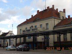 １２：１６　トルン中央駅の一つ手前で降りました。スマホ少年が旧市街にはこの駅が近いと教えてくれました。