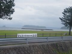 平川から先はずっと海岸線沿いを走りますが、「日本で一番海に近い駅」である宮ヶ浜で内陸に入り、終点の指宿となります。
横断幕にあるように、長渕剛の「鶴になった父ちゃん」と言う曲に宮ケ浜が登場しています。
「幼いころ、父ちゃんはバイクに俺を乗せて　宮ヶ浜にいつも連れて行ってくれた」という歌詞があるそうです。
長渕剛のお母さんのふるさとは宮ヶ浜駅の近くです。
駅のホームの中には、長渕剛が指宿市に寄贈した散文詩「母ちゃんの海、宮ヶ浜」が掲示されています。
