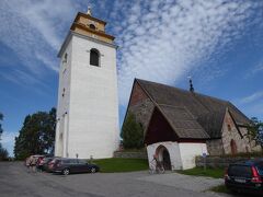 ガーメンスタード教会の町（Gammelstad Church Town）に着きました。ユネスコの世界遺産登録物件(1996年）です。これは町の中心にある15世紀に建造された石造の教会堂です。この周囲に礼拝者用の沢山の宿泊施設があり、これら一帯が世界遺産とされています。