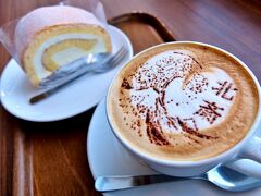 で 最後に 食後のデザートをと 17階にある
カフェ チャオプレッソで
北斎カプチーノセット 650円也を 頂きました
　カプチーノも ロールケーキも とって～も美味しゅうございました