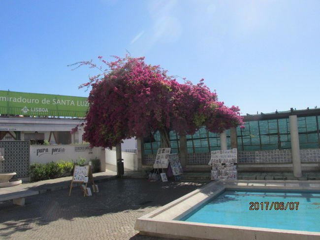 城塞に向かう坂の途中には洒落たカフェレストランがある。