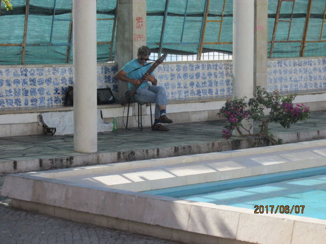 プールの傍らで青年がわき目も振らずファドを悲し気に奏でていた。