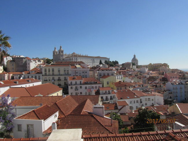 白い壁とレンガ色の屋根のコントラストが美しい。