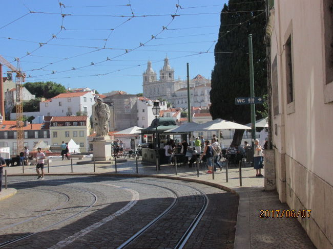 路面電車が上り下りする幅狭い歩道を歩き、城塞に向かう。