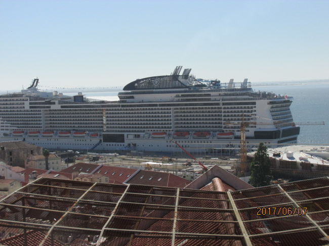 昨秋Ｔａｋａさんはこんな大きなクルーズ船に乗って、カナリー諸島に渡って行ったのか・・。