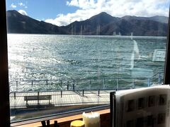 明智平から次は日光二荒山神社に向かいました。
さっきよりも風が強くなったようで中禅寺湖が大荒れ状態でした。

神社でお参りをして境内を散策してお腹がすいたので来る途中に見つけた
湖畔のお店に行ってみる事にしました。

小さなお店ですが、店内には大きな窓があってそこから中禅寺が
一望できました。
でも生憎この日は大荒れでまるで台風が来たような感じでした。

こんな天気でも考え方によってはもしかしたらこれはこれで
貴重だったのかもしれません。
