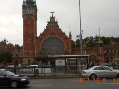 １１：５５　グダンスク本駅到着です。駅舎は赤レンガを使ったネオゴシック様式の重厚な建物でした。雨が降って寒いです。６～７℃と思われます。