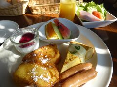 おはようございます。
昨晩と同じテーブルで朝食を頂きました。
途中オーナーさんが｢パンは足りてますか？｣と各テーブルを廻ってくれるのですが、お代わり無しでも充分なボリューム。