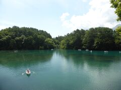 車で移動し、先ずは毘沙門沼へ。
湖沼群の中で一番面積が広くて、ボートに乗れるのはココだけらしい。