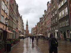 小雨の中を市庁舎のあるドゥーギ広場を目指しドゥーガ通りを歩きました。通りの両側にはゴシック、ルネサンス、バロックといった各時代の美しい建物が並んでいました。