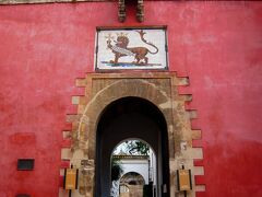 真っ赤な門はアルカサルの入口。中には明日入ろうと思います。