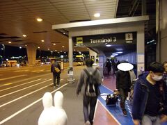 成田空港第２ターミナルから第３ターミナルへはこの通路へ行くのもありますが…、