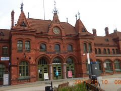 駅舎はネオゴシック様式の重厚な建物でした。