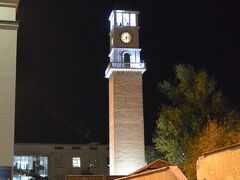ジャミーア・エトヘム・ベウト隣の時計塔。