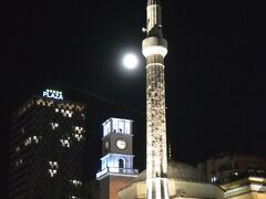 スカンデルベグ広場近くに建つモスク『ジャミーア・エトヘム・ベウト』とその奥に時計塔。