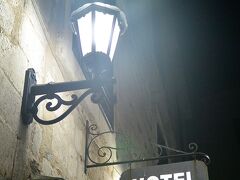 城壁の正門をくぐり2分ほどで、本日の宿『Hotel Marija（ホテル・マリヤ）』に到着！

『聖ニコラ教会』のすぐ近くにあります。

http://hotelmarija.me/en////