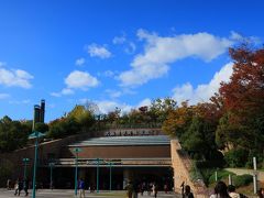 本当にいいお天気。２０１２年のザアイスからほぼ毎年なんらかで通っている大阪市中央体育館。
