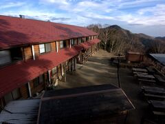 雲取山荘。

途中ですれ違った人がここから巻き道で奥多摩側に向かったところ熊に出遭って引き返して来たと言っていた。前日には別の場所でも目撃情報があったようです。