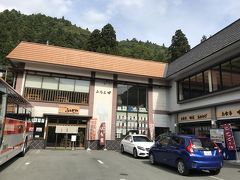 ホテルで朝食後、８時にチェックアウトをし山寺へ。
８時半に山寺に到着。ふもとや本店の駐車場に車を停め、山寺参拝へ。