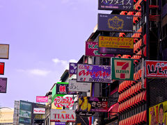 バンコック市内に日本語の看板を掲げたお店が通りにあり、日本の飲み屋街と思わせる光景。
手羽先の「世界の山ちゃん」も看板出していた。