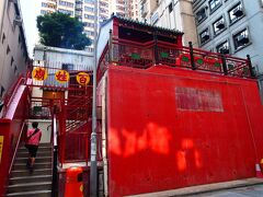 しばらく歩いて、太平山街にある真っ赤な外壁が特徴の百姓廟に到着した。