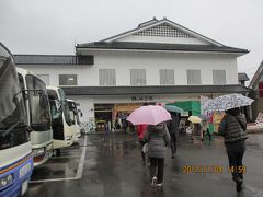 2017年11月4日（土）14：55　鶴ヶ城会館着（５０分間）

　　ここから鶴ヶ城を自由見学。

　　バスはここに駐車したまま。