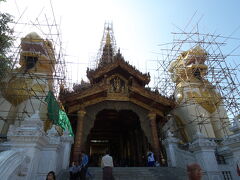 『シュエダゴンパゴダ』
10分ほど歩いて着きました。
思ったより早く着きましたが、ちょっと暑くなってきたかも。

途中で靴を入れるビニール袋を渡してくる人がいますが、有料なのでもらいませんでした。