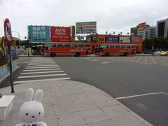 さて、花蓮の駅を降りてから市内までは１キロちょっと離れています。
ガイドブックによるとバスに乗って行った方が良いとの情報が書かれていました。
ということで、駅前よりバスターミナルがありましたので…、