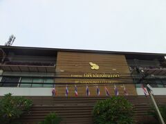 タクシーで予約していたBPチェンマイというホテルにチェックイン。タクシーは150バーツで規定料金みたい。2泊で5000円ちょっとだが、中級ホテルくらいの趣。さすがに疲れていたので少し休憩して、街歩き開始。 