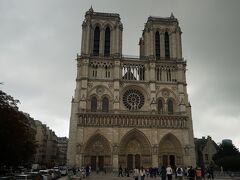 パリの中心部を流れるセーヌ川の中州、シテ島にそびえるノートルダム大聖堂。フランスの世界遺産「パリのセーヌ河岸」の構成資産の1つです。早い時間に行ったので簡単に入場することができましたが、出てきたときには大行列ができていました。