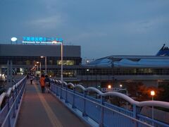 　釜山行き関釜フェリーのターミナルは、下関駅から徒歩７分。デッキ上は韓国人団体のおばちゃん方でいっぱい、すでに韓国に上陸したような気分になります。