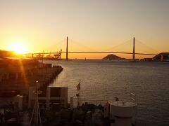 　朝ご飯が終わるころには、日の出の時間を迎えました。雲一つない快晴。いい１日になりそうだと、撮影班からは笑みがこぼれます。
　ただ気温はちょっと低め。日本でもこの土曜日はぐっと冷え込む予報で、地理的にも近い釜山も同じような気温の推移です。
