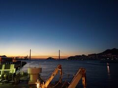 　寝不足のまま、釜山港へ。朝６時半に船外に出てみれば、まだ夜明け前でした。