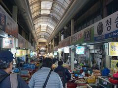 　地下鉄の駅までは表通りを歩いて行ってもいいけど、せっかくなのでと釜田市場を経由して行くことになりました。同じ釜山のチャガルチ市場のように観光地化されておらず、韓国のおばちゃん達が夕飯の買い出しに来る、生活の場です。