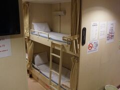 　ツアーとしての団体行動は乗船券を渡されるまでで、後は自由行動となります。僕以外は１等なのでターミナル見学や引き続きお土産の買い出しなど、思い思いに過ごされたようです。
　しかし僕は、いいポジションは早いもの勝ちの２等船室。急がねば！と列に並んで乗船してみれば、寝台が指定されていました。関釜フェリーでは雑魚寝も寝台も同じ２等で、当日の予約状況によって割り振られるんだそうです。ちょっとトクした気分。
