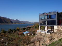 　時間も２時をまわり、院洞での滞在も、あと１時間と少し。撮影スポット【１】、【２】の間にある、おしゃれカフェ「ハリスコーヒー院洞店」を訪ねてみました。
　撮影ツアーでも「インスタ映え写真を狙うならココ」と紹介されていた、眺めのいいカフェです。
