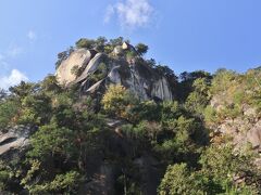 昇仙峡の主峰「覚円峰」
花崗岩が風化水食を受けてできたもので高さは180m。その昔、澤庵禅師の弟子僧侶覚円が畳が数畳敷ける広さの頂上で修行したことが名前の由来だそうです。