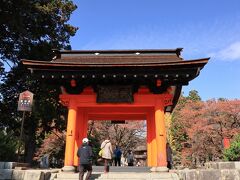 塩山地区のもうひとつの名所が恵林寺、武田信玄公の菩提寺です。
さっそく四脚門（通称赤門）から境内へ。
名前の通り4本の脚からなる門で徳川家康の再建と伝えられ、国の重要文化財です。
