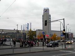 駅。ショッピングモールも併設され、にぎやか。